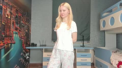 Snapshot of incredible__shell_ chatting on 04/04/26, 04:37 Masha online show from 04/04/26, 04:37