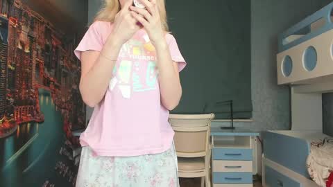 Snapshot of incredible__shell_ chatting on 04/07/26, 07:14 Masha online show from 04/07/26, 07:14