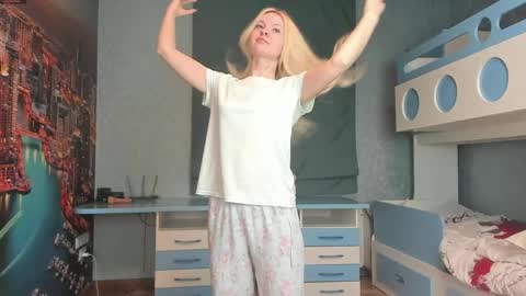 Snapshot of incredible__shell_ chatting on 04/18/26, 11:05 Masha online show from 04/18/26, 11:05