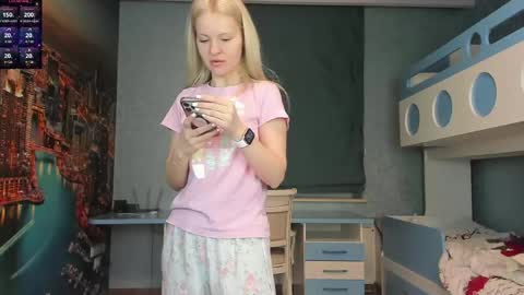 Snapshot of incredible__shell_ chatting on 05/15/26, 07:10 Masha online show from 05/15/26, 07:10
