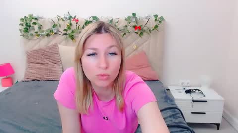 Snapshot of incredible_ariela chatting on 05/13/26, 11:18 incredible_ariela online show from 05/13/26, 11:18