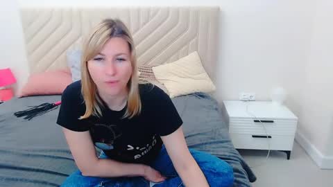 Snapshot of incredible_ariela chatting on 05/20/26, 11:27 incredible_ariela online show from 05/20/26, 11:27