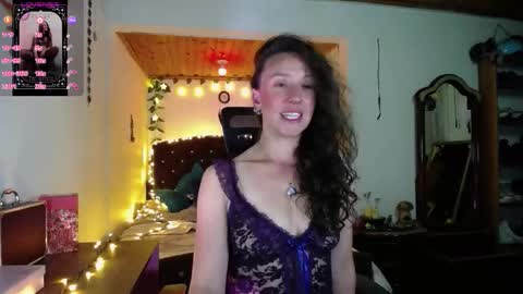 Snapshot of indigo_sativa chatting on 11/26/25, 04:24 Indigo Wild online show from 11/26/25, 04:24