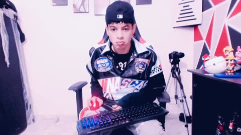 Snapshot of indomitablebeast chatting on 01/25/25, 02:25 matias online show from 01/25/25, 02:25