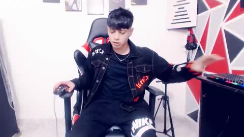 Snapshot of indomitablebeast chatting on 11/17/25, 12:27 matias online show from 11/17/25, 12:27