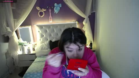 Snapshot of ingrid_casas chatting on 01/22/25, 10:37 Ingrid petite online show from 01/22/25, 10:37