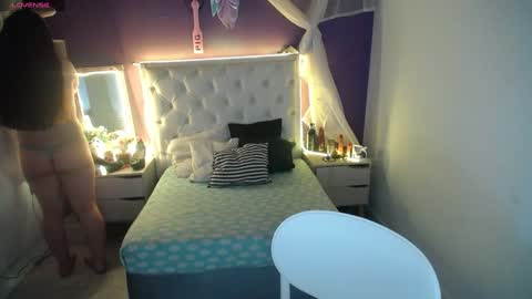 Snapshot of ingrid_casas chatting on 01/23/25, 10:54 Ingrid petite online show from 01/23/25, 10:54