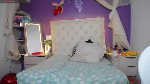 Snapshot of ingrid_casas chatting on 03/03/25, 02:15 Ingrid petite online show from 03/03/25, 02:15