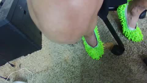 Snapshot of injmolder2 chatting on 10/08/25, 11:08 Hanging Out online show from 10/08/25, 11:08