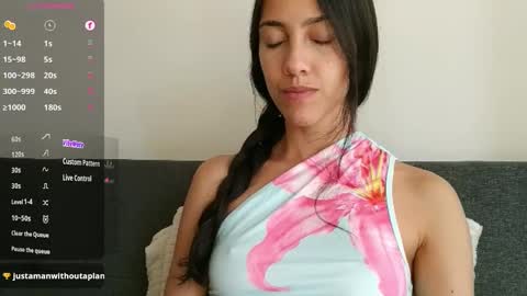 Laroa online show from 10/24/25, 10:06