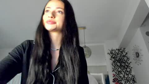 Snapshot of irenevon chatting on 12/13/24, 04:11 Ir s room online show from 12/13/24, 04:11