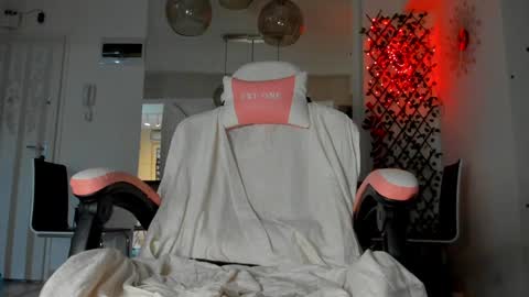Snapshot of irenevon chatting on 12/18/24, 04:28 Ir s room online show from 12/18/24, 04:28