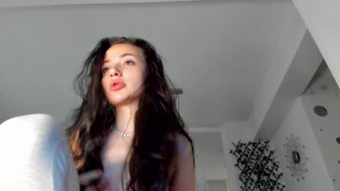 Snapshot of irenevon chatting on 12/20/24, 03:42 Ir s room online show from 12/20/24, 03:42