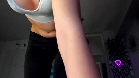 Snapshot of irenevon chatting on 02/21/25, 03:43 Ir s room online show from 02/21/25, 03:43