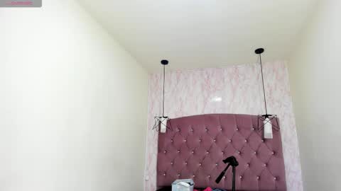 iris_77 online show from 12/18/25, 12:00