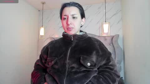 iris_77 online show from 12/19/25, 12:23
