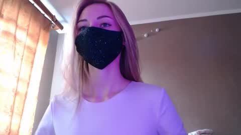 Snapshot of iris_lave chatting on 09/18/25, 10:28 Lily online show from 09/18/25, 10:28