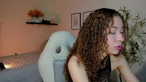 Snapshot of isa_____ chatting on 04/29/26, 10:49 isa_____ online show from 04/29/26, 10:49