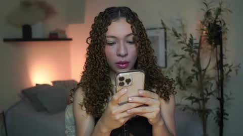 Snapshot of isa_____ chatting on 07/05/26, 12:01 isa_____ online show from 07/05/26, 12:01