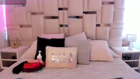 Snapshot of isa__rose chatting on 10/20/25, 12:05 isa rose online show from 10/20/25, 12:05