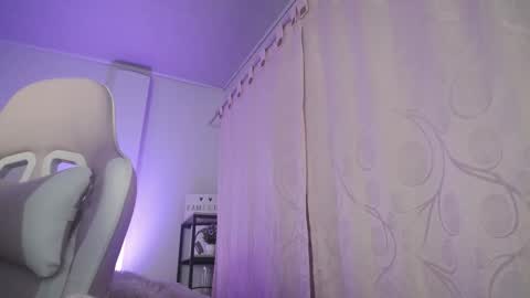 Isabella  online show from 12/18/25, 09:59