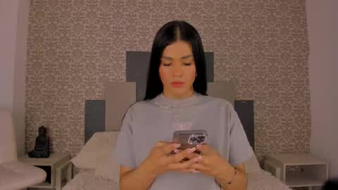 Snapshot of isa_little_star chatting on 10/19/25, 01:12 Isa online show from 10/19/25, 01:12