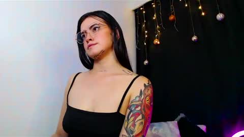 Snapshot of isa_maiden_ chatting on 12/31/24, 08:04 online show from 12/31/24, 08:04