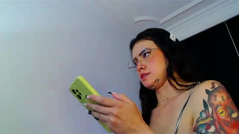 Snapshot of isa_maiden_ chatting on 02/06/25, 02:33 online show from 02/06/25, 02:33