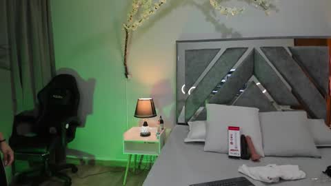 Snapshot of isa_rouse__ chatting on 11/19/25, 02:22 ISA ROUSE online show from 11/19/25, 02:22