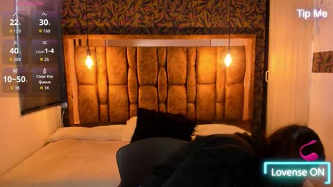 Snapshot of isa_thompson__ chatting on 10/22/25, 11:54 I S A online show from 10/22/25, 11:54