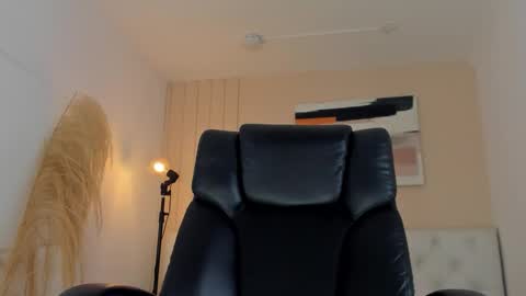 Snapshot of isaac_cryston chatting on 11/06/25, 08:32 isaac_cryston online show from 11/06/25, 08:32