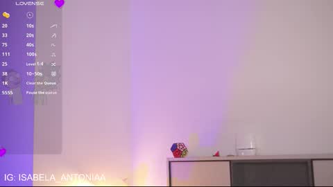 Snapshot of isabela_antonia_ chatting on 10/15/25, 12:27 online show from 10/15/25, 12:27