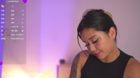 Snapshot of isabela_antonia_ chatting on 11/18/25, 01:04 online show from 11/18/25, 01:04