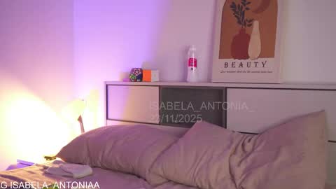 Snapshot of isabela_antonia_ chatting on 11/23/25, 12:49 online show from 11/23/25, 12:49
