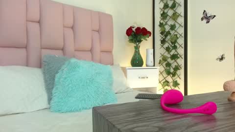 Snapshot of isabela_ferrer_ chatting on 12/21/24, 04:14 I S A online show from 12/21/24, 04:14