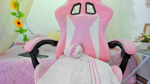 Snapshot of isabela_gonzalez_ chatting on 01/15/25, 10:38 ISA online show from 01/15/25, 10:38