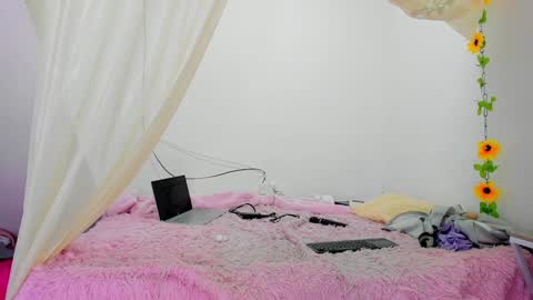 Snapshot of isabela_gonzalez_ chatting on 01/22/25, 10:18 ISA online show from 01/22/25, 10:18