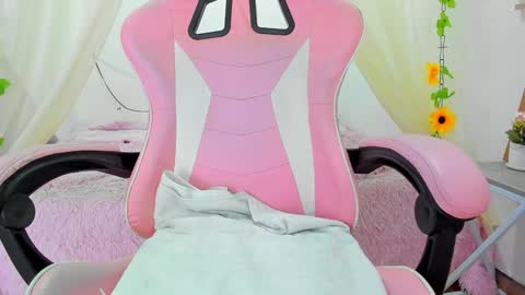 Snapshot of isabela_gonzalez_ chatting on 01/25/25, 04:45 ISA online show from 01/25/25, 04:45