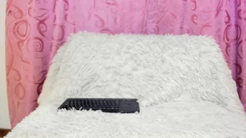 Snapshot of isabela_gonzalez_ chatting on 09/18/25, 04:25 ISA online show from 09/18/25, 04:25