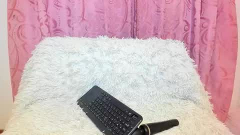 Snapshot of isabela_gonzalez_ chatting on 10/27/25, 06:28 ISA online show from 10/27/25, 06:28