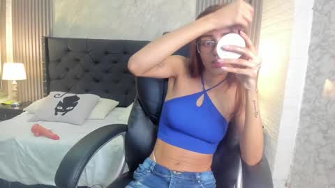 Snapshot of isabella__lux chatting on 02/25/26, 07:45 Isa online show from 02/25/26, 07:45