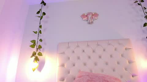Snapshot of isabella_flowerss chatting on 01/16/25, 02:41 online show from 01/16/25, 02:41