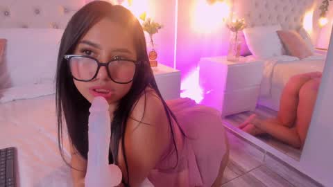 Snapshot of isabella_flowerss chatting on 02/05/25, 10:12 online show from 02/05/25, 10:12