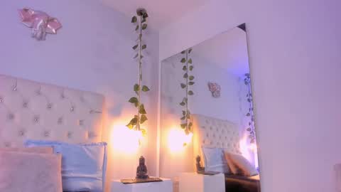 Snapshot of isabella_flowerss chatting on 02/19/25, 01:51 online show from 02/19/25, 01:51