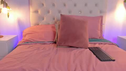 Snapshot of isabella_flowerss chatting on 09/24/25, 08:45 online show from 09/24/25, 08:45