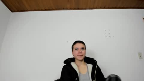 Snapshot of isabella_jaramillo chatting on 11/15/25, 12:02 isabella_jaramillo online show from 11/15/25, 12:02