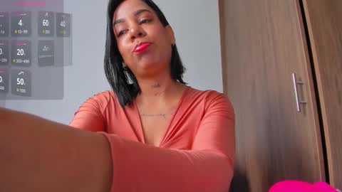Snapshot of isabella_lopez_ chatting on 10/05/25, 12:03 Isabel Lopez online show from 10/05/25, 12:03