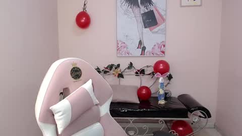 Snapshot of isabella_mendez_1 chatting on 11/15/25, 02:46 Isa online show from 11/15/25, 02:46