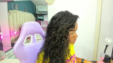 Snapshot of isabellabroms21 chatting on 01/04/25, 08:48    v online show from 01/04/25, 08:48