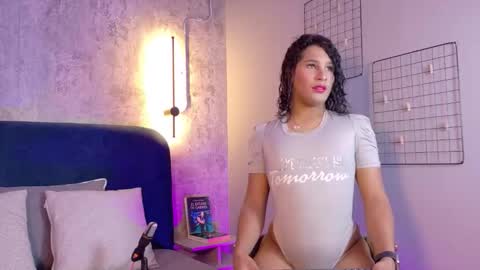 Isabella online show from 10/19/25, 07:58